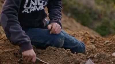 THESE RIBS ARE ALL POINTING
INTO THE HILL, - Dino Hunters