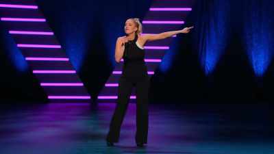 They all begin to scream.
"She's getting married." - Iliza Shlesinger: Unveiled