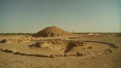 They built enclosure walls
around the tumuli, - Lost Kingdom of the Black Pharaohs