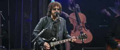 ♪ They come a-running
just to get a look ♪ - Jeff Lynne's ELO: Wembley or Bust