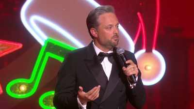 They could have left it
in the car to be-- - Nate Bargatze's Nashville Christmas
