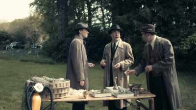 - They could've come by foot.
- Oh, even so, - Magpie Murders