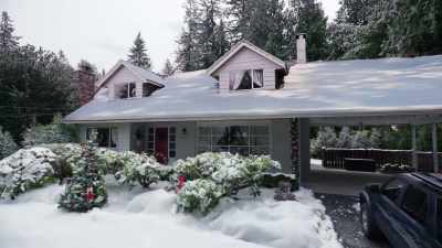 ♪ They go jingle bells,
jingle bells...♪ - Christmas on Cherry Lane
