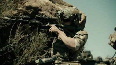 They got him surrounded.
We gotta get down there. - SEAL Team