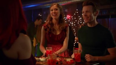 -They have dancing here?
-Yeah, it's a hidden gem. - iZombie