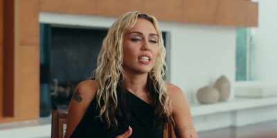 They just really connect me
and whoever's listening - Miley Cyrus - Endless Summer Vacation (Backyard Sessions)
