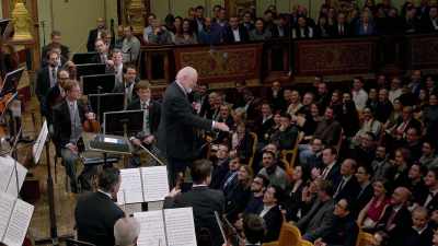 They land very gracefully on the ground,
you remember, and set E.T. down. - John Williams: Live in Vienna