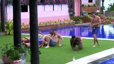 THEY NEED SOME GIRLS IN THIS
FAST. - Love Island
