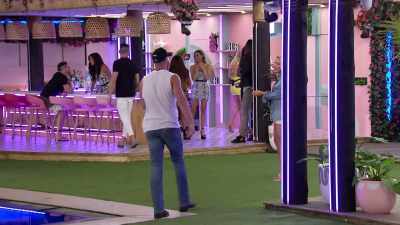 >> THEY PUT ME-- OH, GO ON. - Love Island
