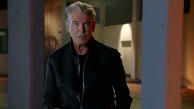 They rendezvous
at Hill's apartment - History's Greatest Heists with Pierce Brosnan