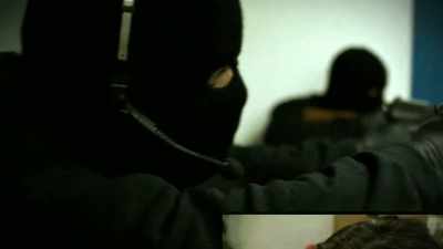 They see him,
and the first thing they do - History's Greatest Heists with Pierce Brosnan