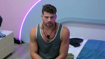 >> THEY SEEM LIKE THEY'LL BE A
GOOD TIME. - Love Island