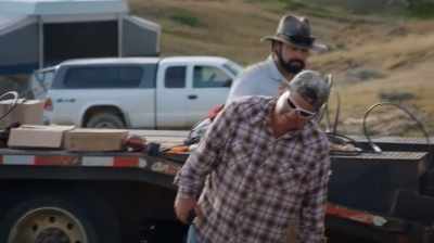 THEY SHARE THE PROFITS AND
THE RISKS WITH CLAYTON'S TEAM. - Dino Hunters