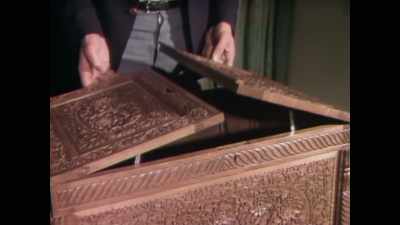 They were shipping furniture - Ross Kemp: Mafia and Britain