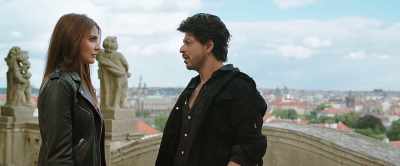 They sing over the tractor
sound to hear themselves. - Jab Harry Met Sejal