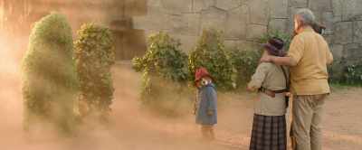 - They want us to go inside.
- Really? - Paddington in Peru