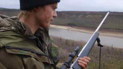 THEY'RE A PREDATOR, AND THAT'S
HOW THEY PROTECT THEMSELVES. - The Last Alaskans