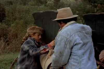 THEY'RE ABOUT READY TO
GIVE OUT THE TROPHY, BILLY. - Where the Red Fern Grows