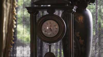  They're all set to 5:02. - V.C. Andrews' Pearl in the Mist