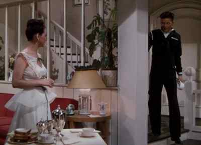- They're asleep.
- Your friend too? - Anchors Aweigh