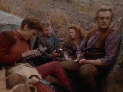 - They're closing. 75 metres.
- Come on, Kira. - Star Trek: Deep Space Nine