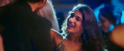 They're crooks,
mixing water in the drinks - Sonu Ke Titu Ki Sweety