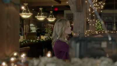 They're decorating the
Christmas tree with the star - Meeting Mr. Christmas