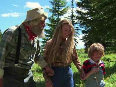 They're following us. - Mountain Family Robinson