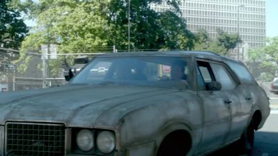 - They're gonna meet us around back.
- Here we go. - Fringe