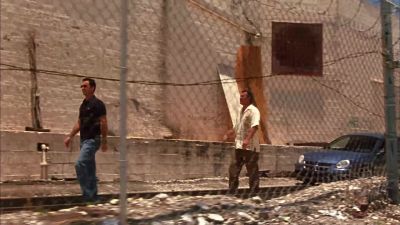 They're in there somewhere.
Mikey, come on. - Burn Notice