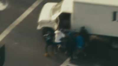 THEY'RE KICKING THE DRIVER
AND BEATING THE DRIVER. - LA 92