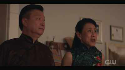 THEY'RE MAKING
SOME KIND OF ARREST. - Kung Fu