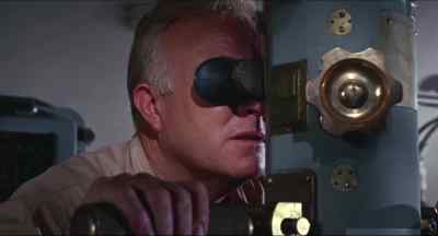 - They're plastering him. - Father Goose