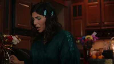 - They're ready for you.
- [sighs] - The Spencer Sisters