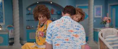 -They're sharp. I know.
-They're sharp, be careful - Barb and Star Go to Vista Del Mar