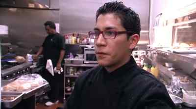 THEY'RE TAKING DIFFERENT FOOD
FROM DIFFERENT ORDERS, - Kitchen Nightmares