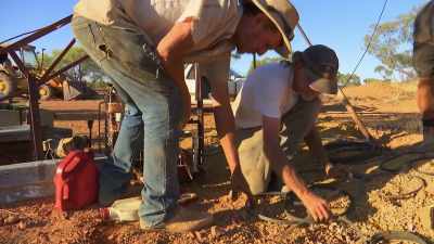 They're too big.
It's no good. - Outback Opal Hunters