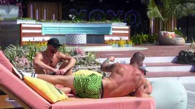 THEY'RE UL THERE LIKE, WHAT IS
HE DOING, WHAT IS HE THINKING? - Love Island