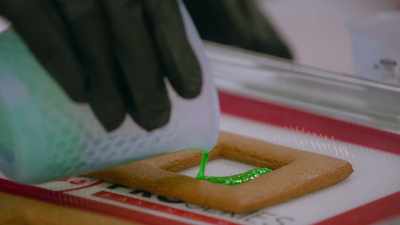 - They're working
with isomalt. - Baking It