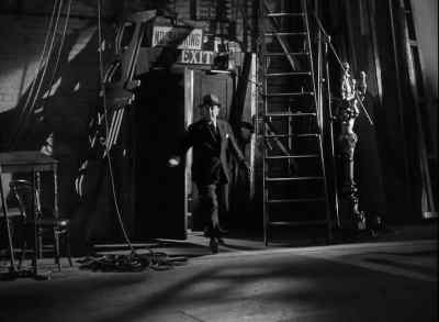 - They've got him!
- Where? - Stage Fright