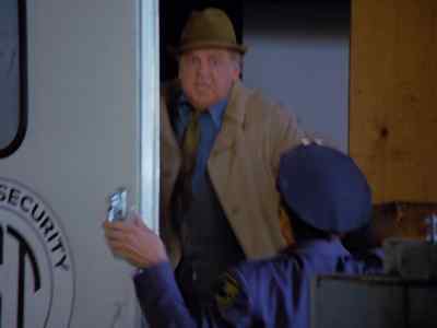 Thieves! They're stealing the gold!
Stop them! - Wonder Woman