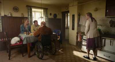 Think about it, Bua.
How is Rudi supposed to get into his apartment? - Kaiserschmarrndrama