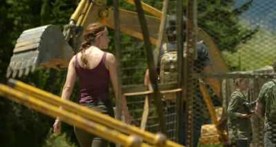 - Think he beat us to the pin?
- Only one way to find out. - Lake Placid: Legacy
