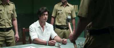 Think you're too fast for us? Hold
him. - Junglee