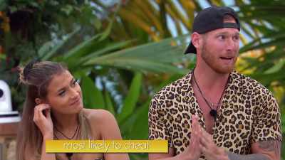 >> THIRD PLACE, YAMEN AND
AISSATA. - Love Island