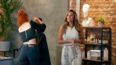 Thirty minutes left, guys.
This is your 30-minute countdown. - Glow Up: Britain's Next Make-Up Star