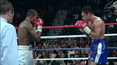 This is a hit-and-run
fight for De La Hoya. - The Golden Boy