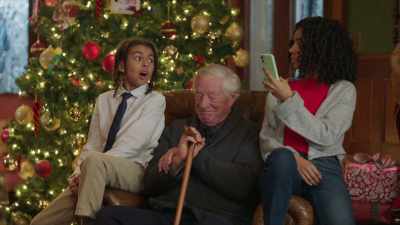 - This is a hot mess.
- And I'm gonna go so viral. - 'Twas the Date Before Christmas