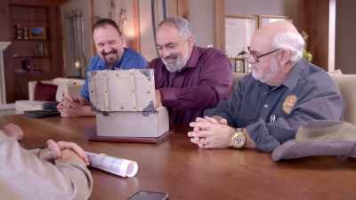 -This is a treasure chest.
-[laughter] - The Curse of Civil War Gold
