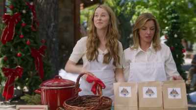 -This is all we've got left.
-Uh, all right, mom. - Christmas on the Menu